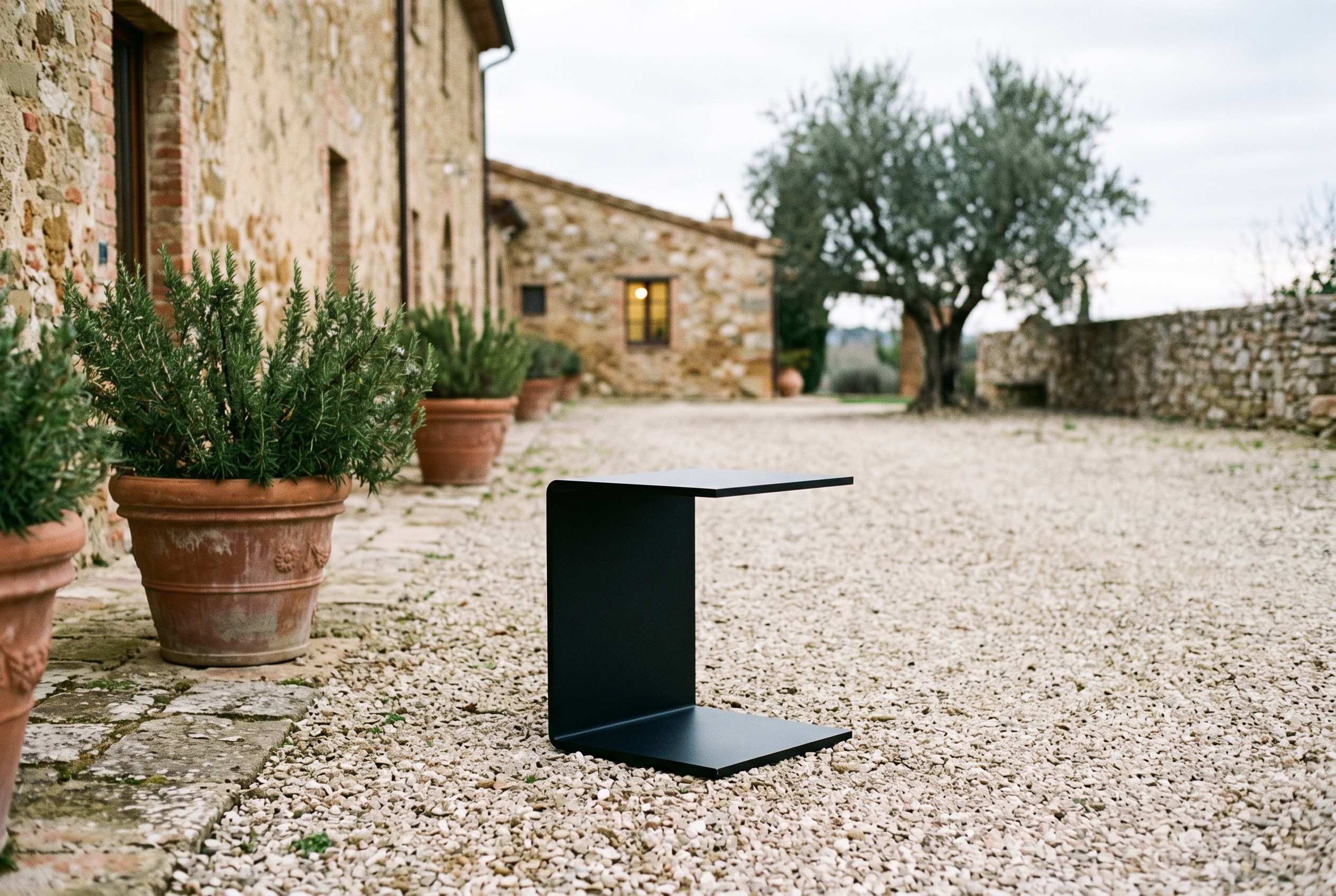 La C nera nella corte del casale