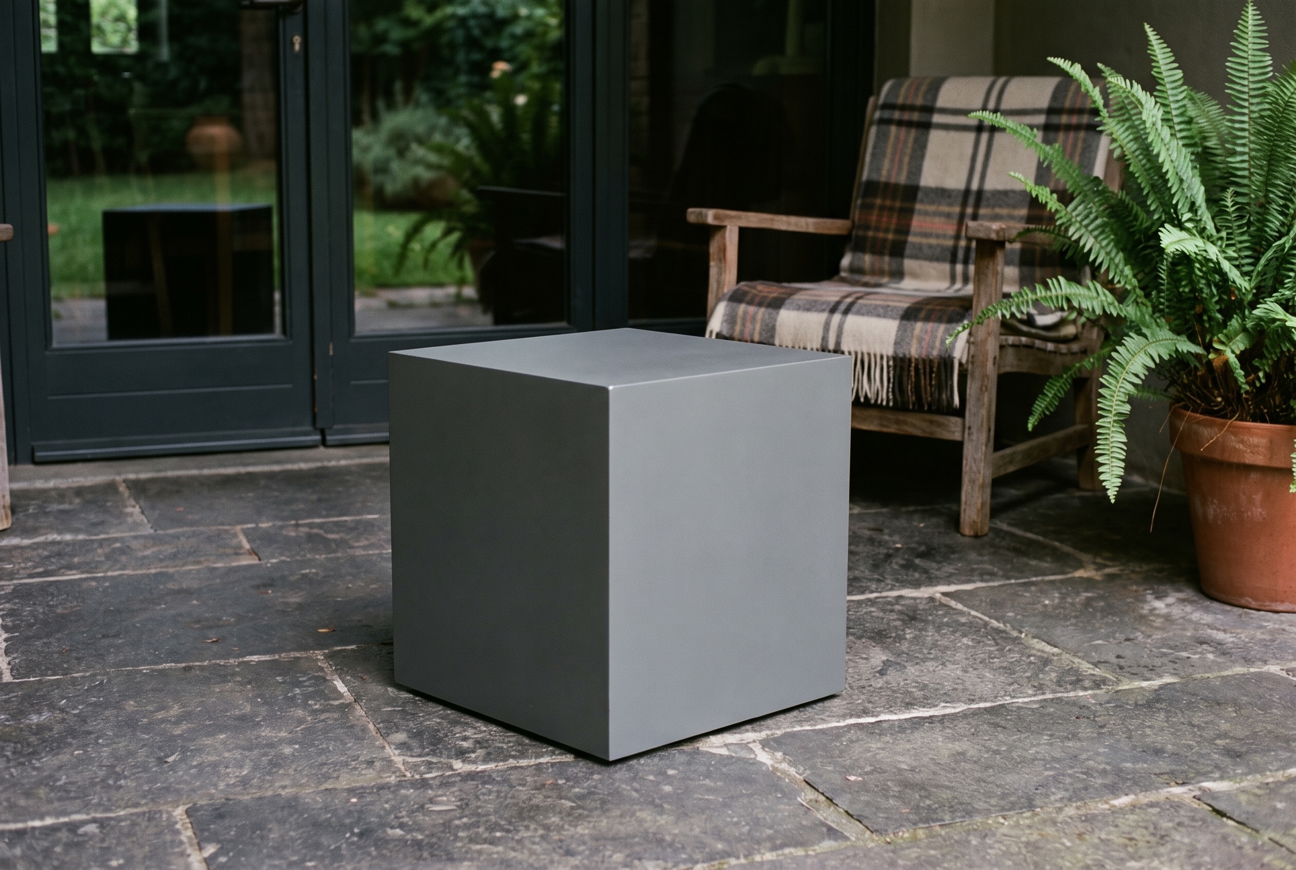 Il cubo grigio ferro nell'angolo dietro casa